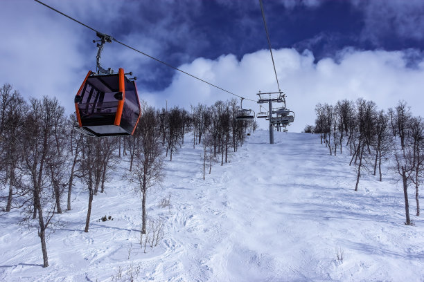 美丽的现代滑雪缆车小屋和许多椅子滑雪缆车在山坡上野生桦树，斯堪的纳维亚山脉滑雪胜地图片下载