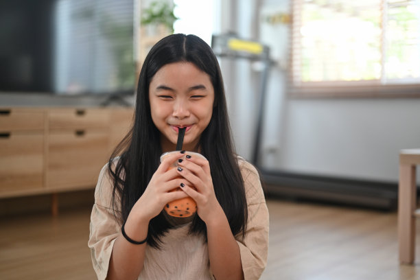 快乐的亚洲人喜欢喝珍珠珍珠奶茶通过吸管。图片下载