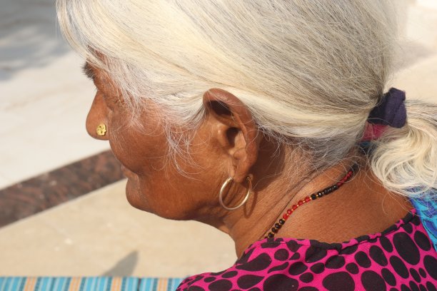 白发苍苍的老妇人图片下载