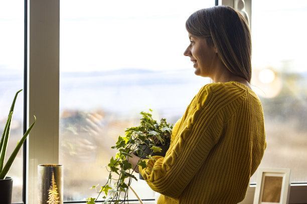 女人种花。图片下载