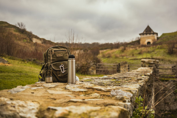 背包站在一块石头上，可以看到科廷城市的天际线和标志性的堡垒图片下载