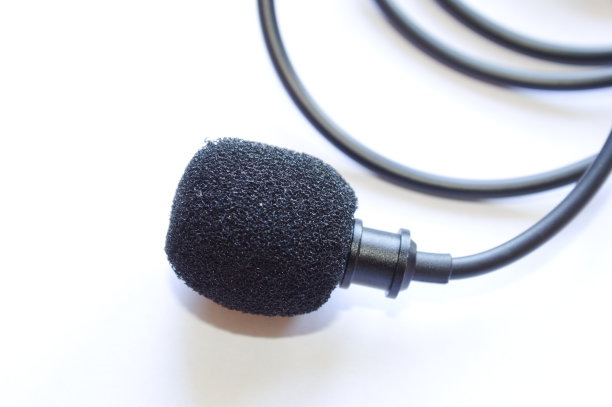 翻领麦克风与白色背景图片下载
