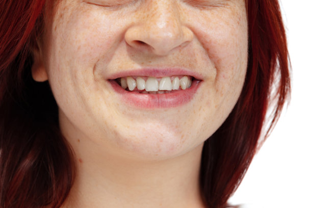 没有唇妆的女性张开微笑的嘴的特写。美容，医药，牙科保健。详细的。图片下载
