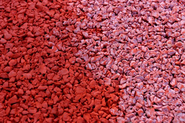 户外操场用红色橡胶地板的特写图片下载