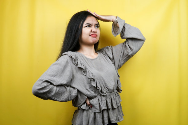 美丽的年轻女子压力大、抑郁、头晕、心烦、生气、不满、孤立图片下载