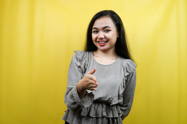 漂亮的年轻女子握手，开朗，自信，孤僻图片下载