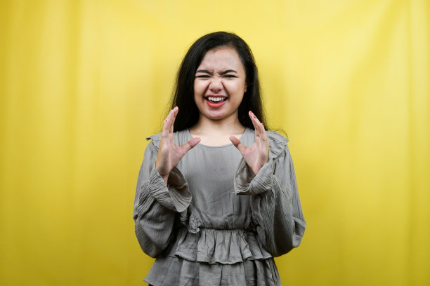 美丽的年轻女子压力大、抑郁、头晕、心烦、生气、不满、孤立图片下载