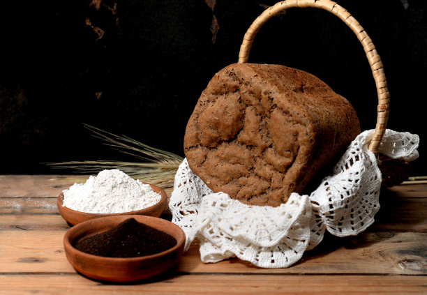 自制的麦芽糖面包，麦芽糖面粉和麦芽糖放在木桌上图片下载