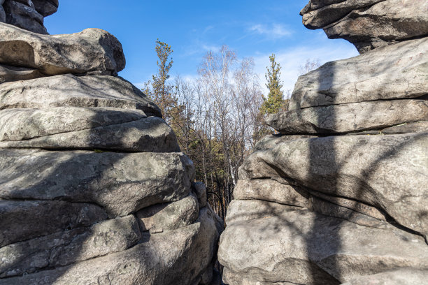 水平照片的一组灰色的山与松树和桦树在蓝色的天空背景在秋天的森林图片下载