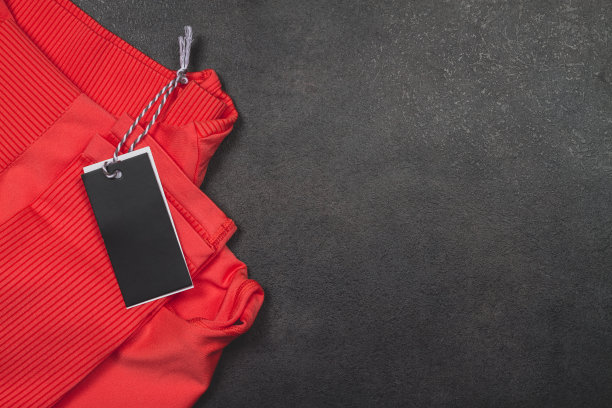 亮红色训练服上的黑色标签。本空间图片下载