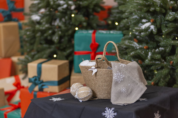 新年或圣诞礼物篮附近的绿色圣诞树和丝带的盒子图片下载