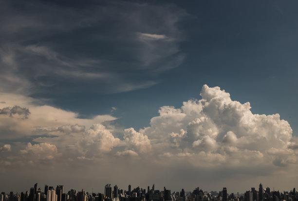 曼谷下午的城市景观创造了充满活力的感觉，为一天的等待做好准备。图片下载