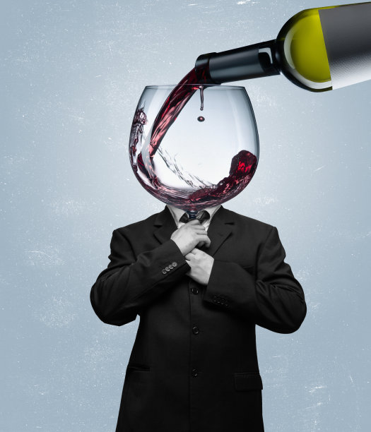 当代艺术拼贴，现代设计。复古的风格。头戴红酒杯的男子，蓝色背景图片下载