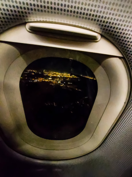 从飞机上看夜晚的城市和风景图片下载