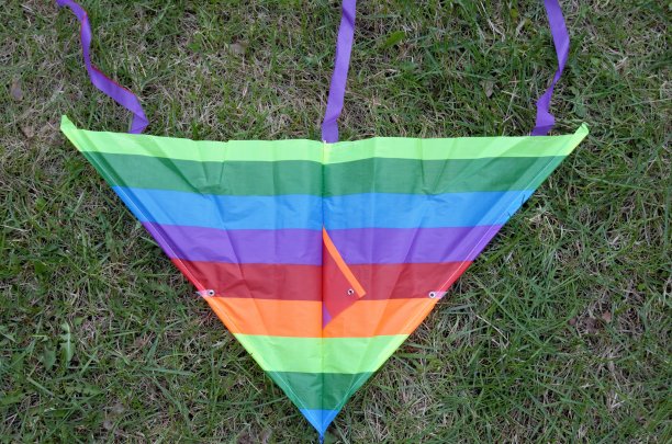 五彩缤纷的风筝躺在草地上图片下载