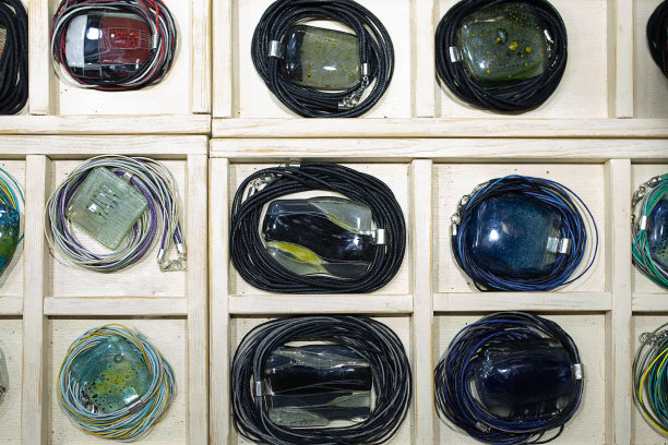 海帘饰品手工环氧树脂饰品，箱内有售，选择广泛，定制配件。个性化配件，爱好，小生意。特写,俯视图图片下载