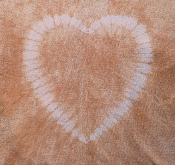 织物，t恤扎染成心形图案图片下载