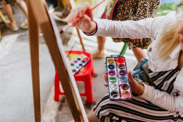 艺术家少女的手与调色板和画笔在纸上画水彩在阳台在拉丁美洲图片下载