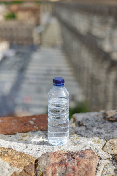 塞戈维亚罗马渡槽旁的水瓶图片下载