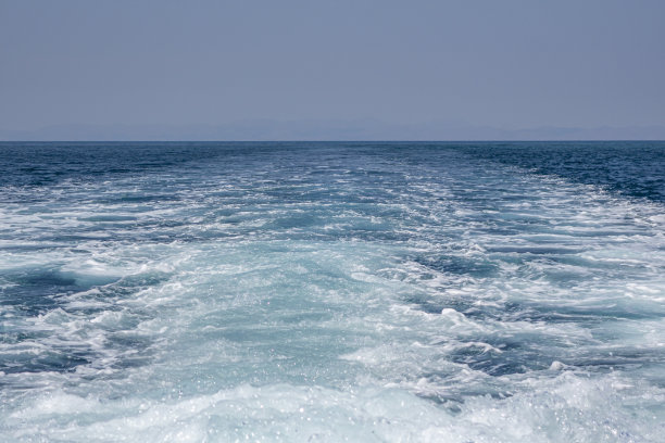 从快艇上飘来的波浪图片下载