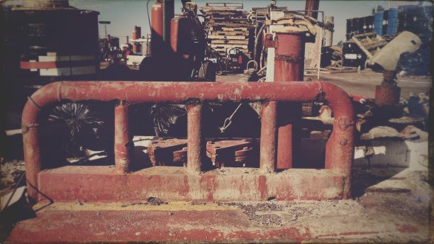 建筑驳船上生锈的红色金属管图片下载