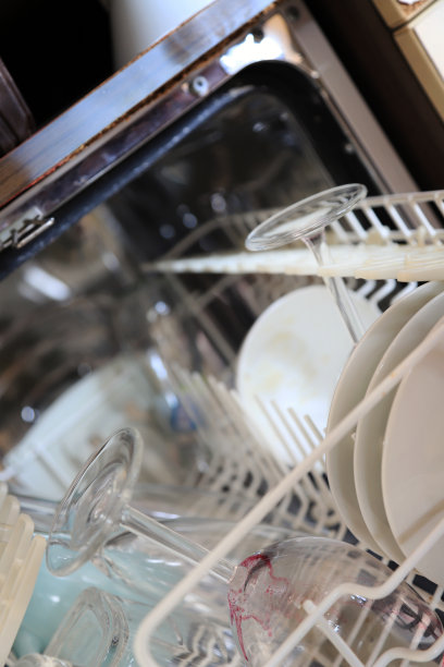 洗碗机里的脏盘子图片下载