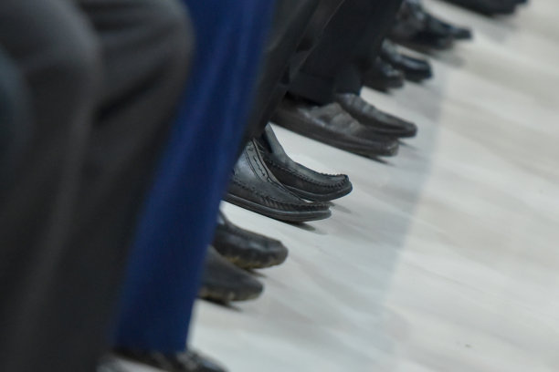 商务会议上演讲者的鞋子图片下载