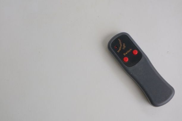 白色背景上的灰色小遥控器图片下载