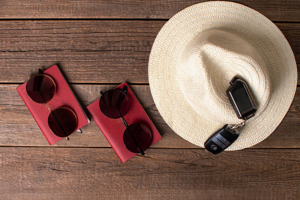 汽车出行理念，平铺的商品供游客选购图片下载