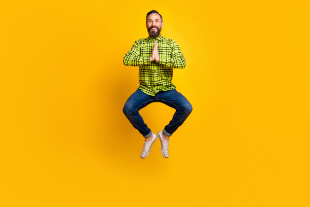全尺寸照片英俊的男人快乐积极的微笑跳跃冥想瑜伽禅宗孤立的黄色背景图片下载