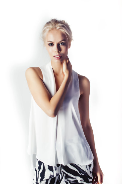 年轻漂亮的金发女人微笑在白色的背景近距离化妆图片下载