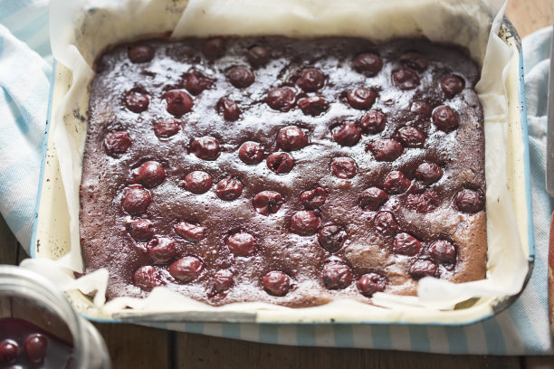 有樱桃的巧克力蛋糕图片下载