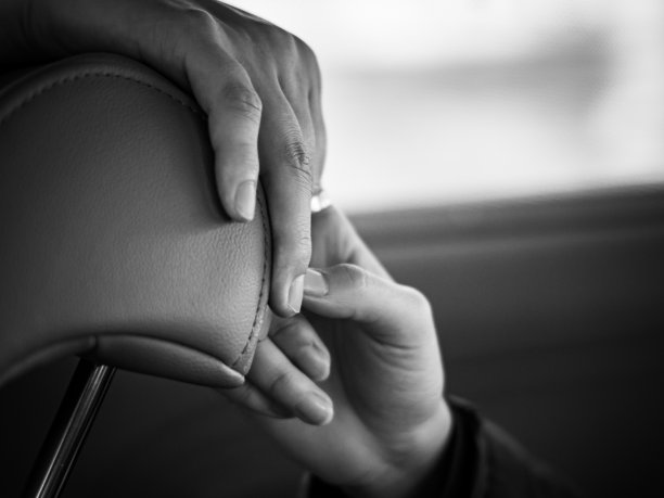 恋人的双手，发誓相爱。图片下载