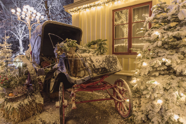 斯堪的纳维亚的圣诞季节，车外飘着雪花图片下载