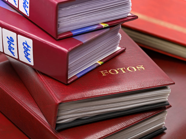 一叠用德语印着“Fotos”字样的旧相册图片下载
