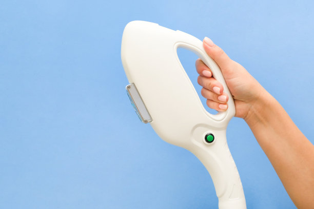 激光脱毛工具在蓝色孤立的背景图片下载