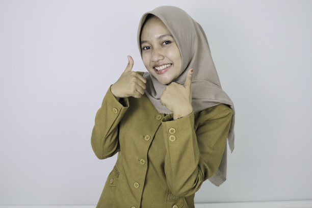 奥凯微笑着手势，政府工作人员自信地站着。PNS穿着卡其制服。图片下载