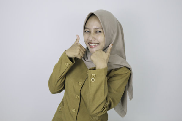 奥凯微笑着手势，政府工作人员自信地站着。PNS穿着卡其制服。图片下载