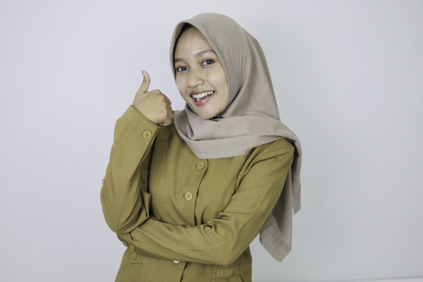 奥凯微笑着手势，政府工作人员自信地站着。PNS穿着卡其制服。图片下载