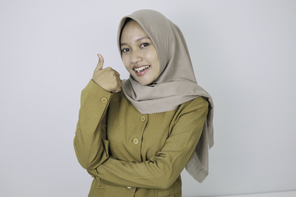 奥凯微笑着手势，政府工作人员自信地站着。PNS穿着卡其制服。图片下载