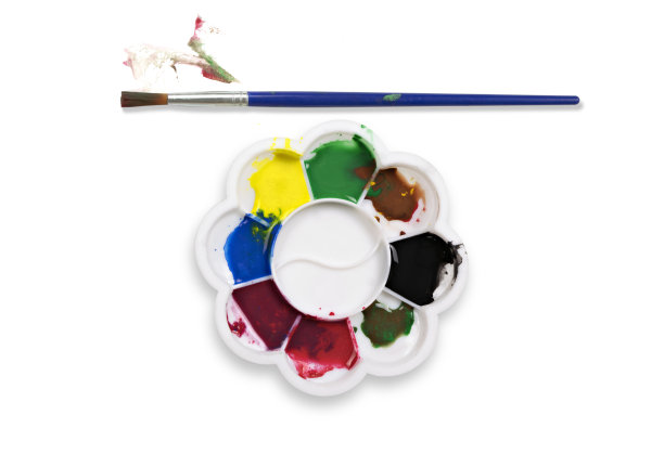 水彩调色板，油漆刷和许多水彩油漆隔离在白色的背景。图片下载
