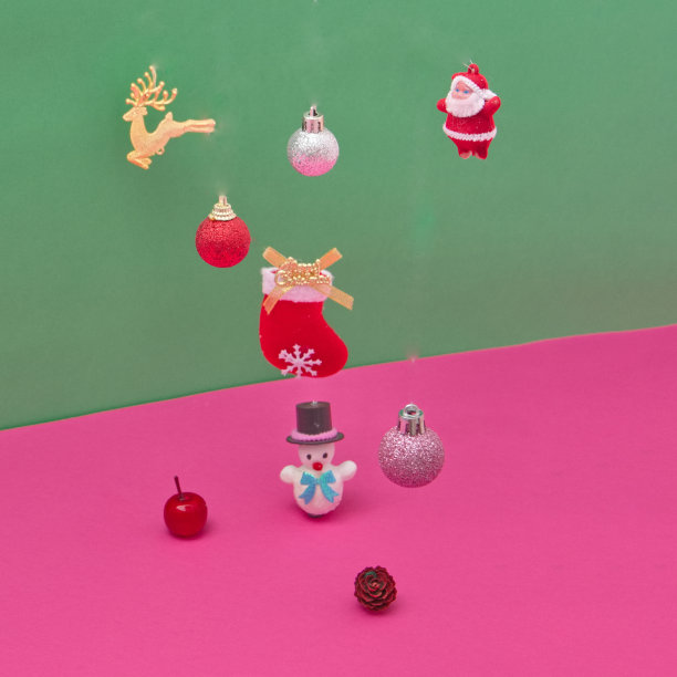 雪人和圣诞老人被绿粉色背景上的新年装饰品包围着。新年的场景。图片下载