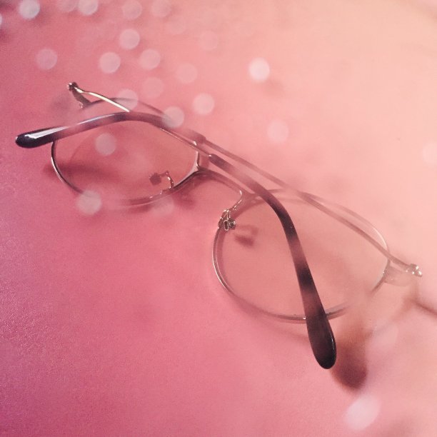 粉红色背景上有露珠阴影的眼镜。图片下载