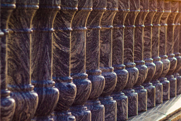 卷曲的栏杆美丽的形状，太阳在栏杆上形成美丽的阴影图片下载