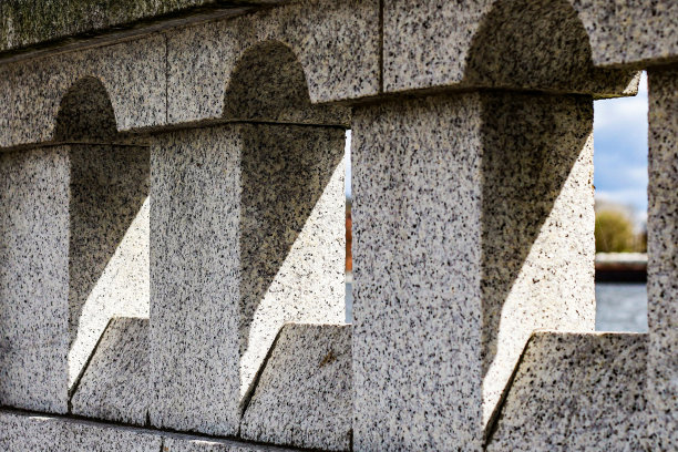 卷曲的栏杆美丽的形状，太阳在栏杆上形成美丽的阴影图片下载