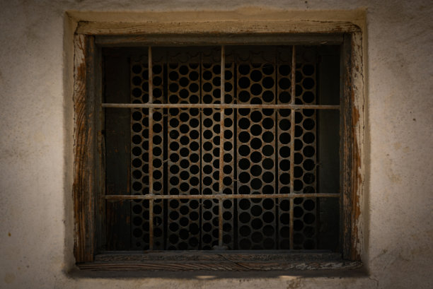 老房子的窗户上有栅栏，窗户上黑黑的图片下载