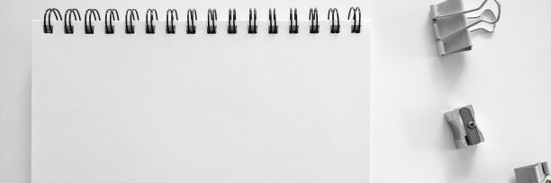 开放的速写本模型。绘图员的桌子。横幅图片下载