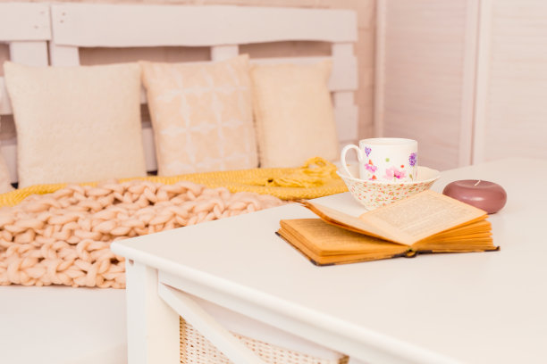 在客厅桌子上的家庭物品的特写图片下载