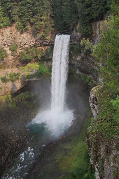 布兰迪温瀑布位于加拿大不列颠哥伦比亚省，北美洲图片下载