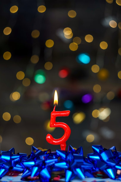 5 .生日或纪念日的快乐贺卡。这张图片是一系列不同数字燃烧蜡烛的照片的一部分，从1到100图片下载